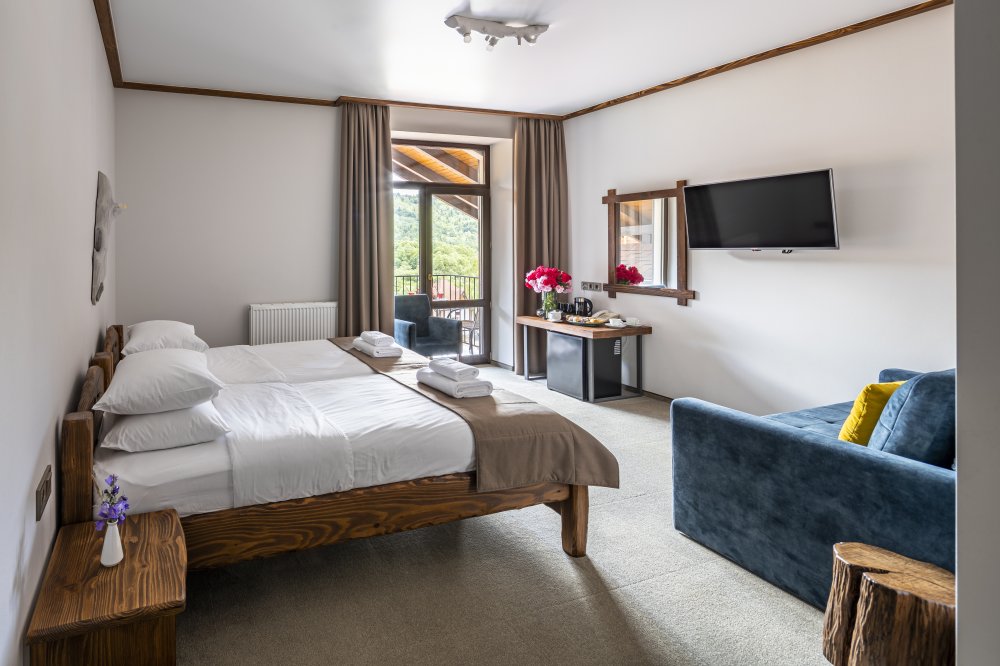 Просторий півлюкс номер у СПА комплексі / Осоння Карпати Номер Півлюкс у СПА корпусі