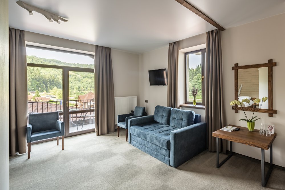 Просторий півлюкс номер у СПА комплексі / Осоння Карпати Номер Півлюкс у СПА корпусі