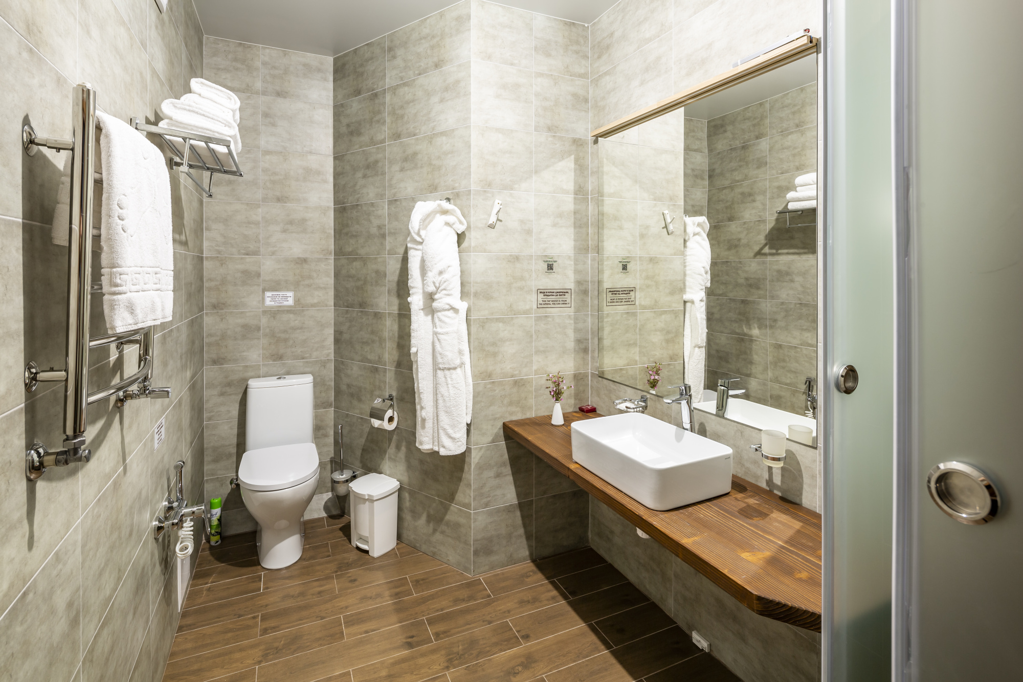 Просторий півлюкс номер у СПА комплексі / Осоння Карпати Номер Півлюкс у СПА корпусі