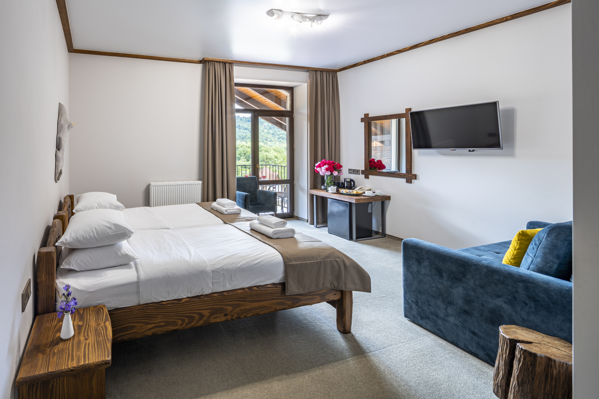 Просторий півлюкс номер у СПА комплексі / Осоння Карпати Номер Півлюкс у СПА корпусі