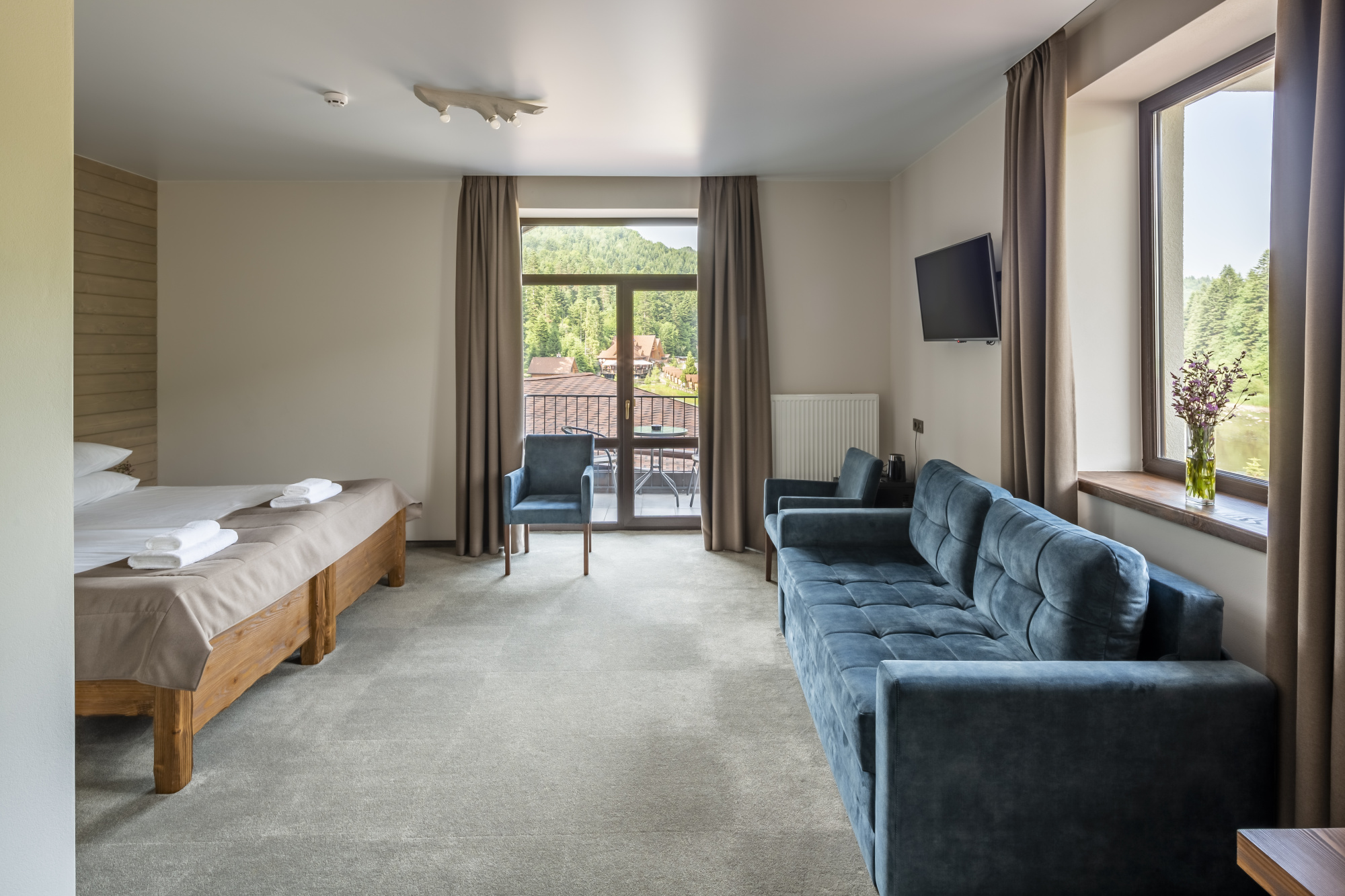 Просторий півлюкс номер у СПА комплексі / Осоння Карпати Номер Півлюкс у СПА корпусі